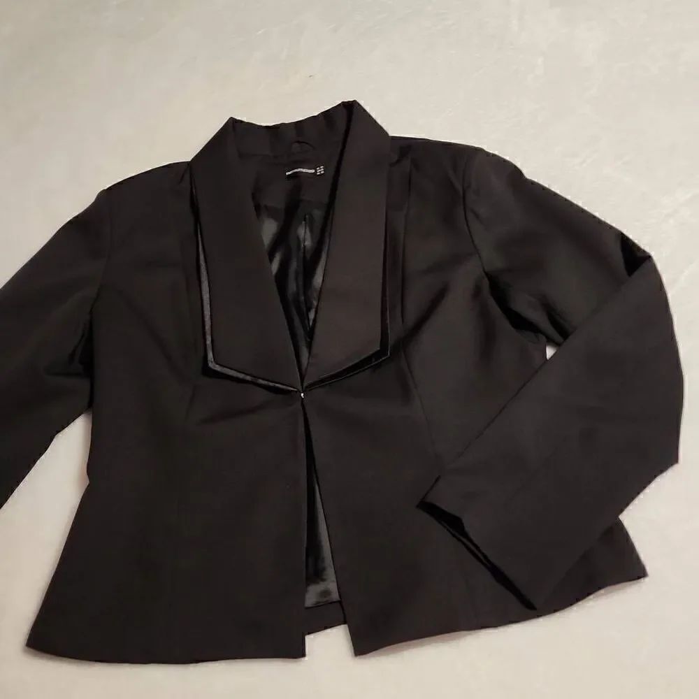 PrettyLittleThing Womens Black Avani Plus Suit Jacket Size 16 NWOT